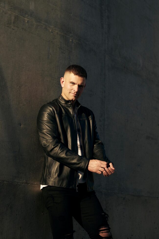 Edgy dating profile photo for men, stylish outdoor portrait with leather jacket for dating apps, confident profile image for Hinge, Bumble, Tinder, and online dating profiles