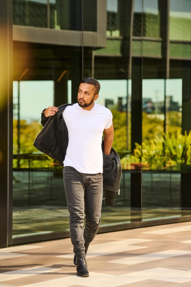 Full-body dating app photo for men, outdoor lifestyle portrait with casual wardrobe for online dating profiles, natural profile image for Hinge, Bumble, Tinder, and matchmaking platforms