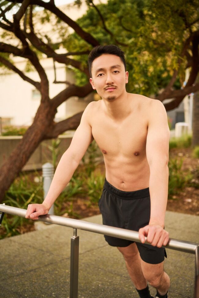 Fitness lifestyle dating photo for men, outdoor athletic portrait for dating apps, natural profile image for Hinge, Bumble, Tinder, and online dating profiles