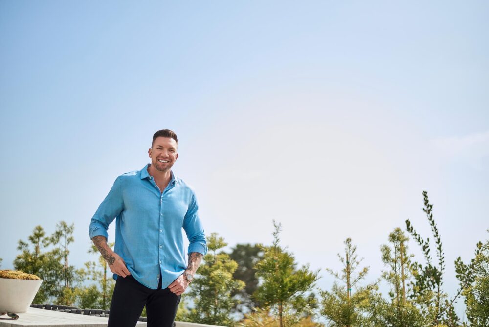 Outdoor dating profile photo for men in San Francisco, Natural dating app photo for a man smiling in a blue button down shirt, Approachable online dating photographer San Francisco image with bright outdoor lifestyle setting, Modern profile picture for men using Hinge Bumble and Tinder in the Bay Area.