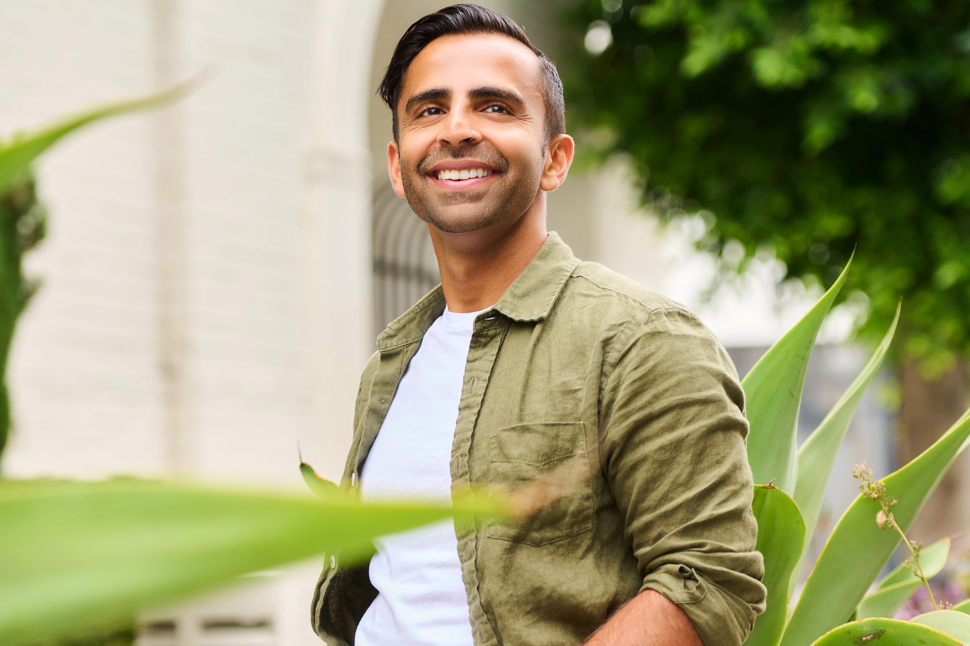 What to Wear for Dating Profile Photos Man wearing a casual olive shirt for natural dating profile photos outdoors.